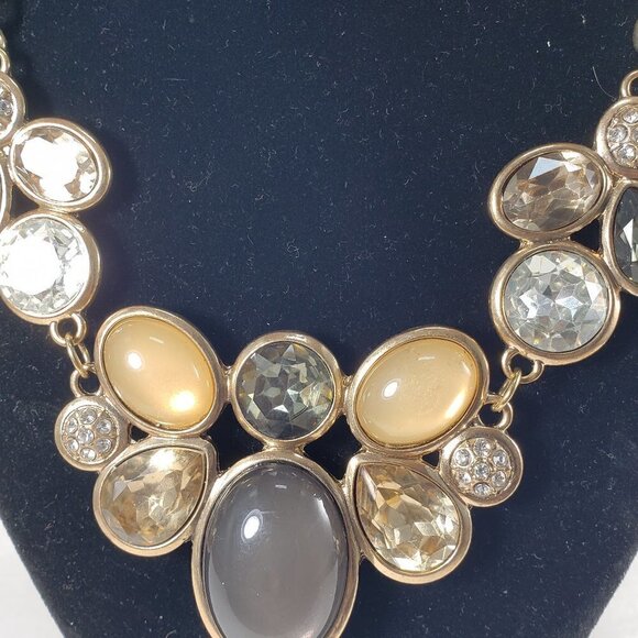18 Inches Old Gold-tone Statement Necklace with Shiny Stone and Crystals - Picture 8 of 8